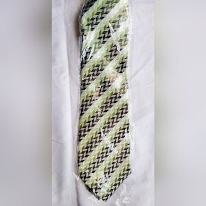 WEISHANG GEOMETRIC STRIPED TIE.